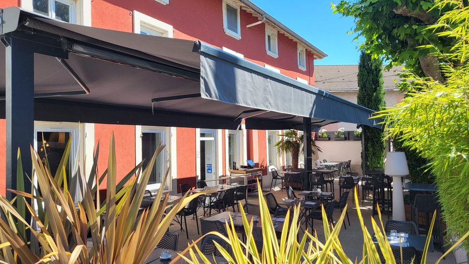 La façade du Quai et sa terrasse ombragée