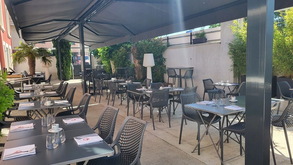 La terrasse dressée, sous la toile