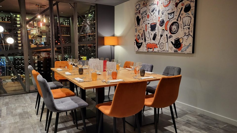 Une grande table dressée devant la cave vitrée
