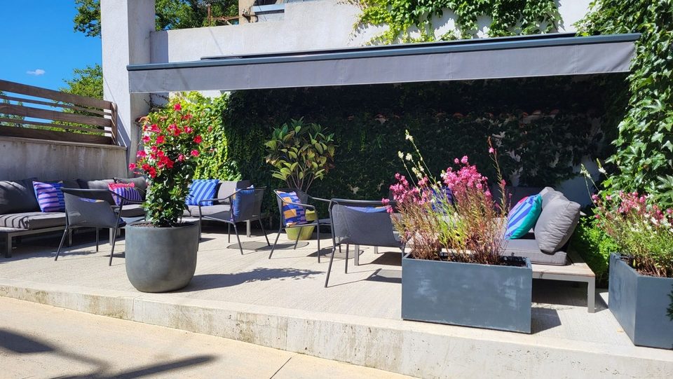 Le salon de jardin fleuri de la terrasse