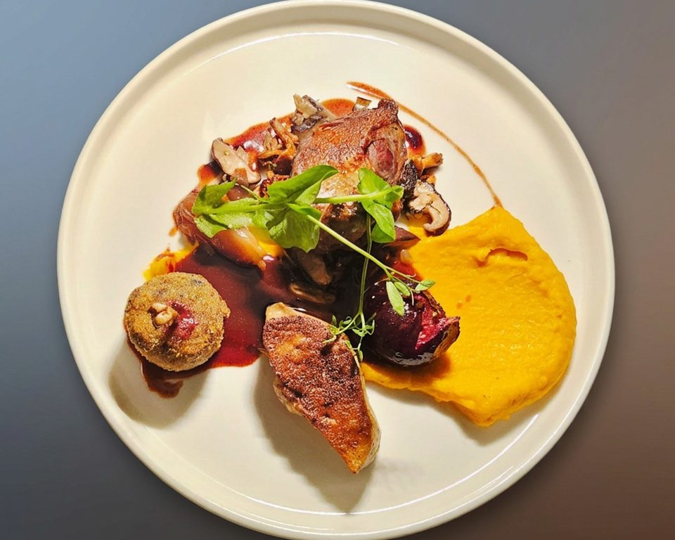Le Suprême Rôti sur Coffre, Cuisse et Abats en Cromesquis, Escalope de Foie Gras Poêlée, Figue Rôtie, Potimarron, Champignons du Moment